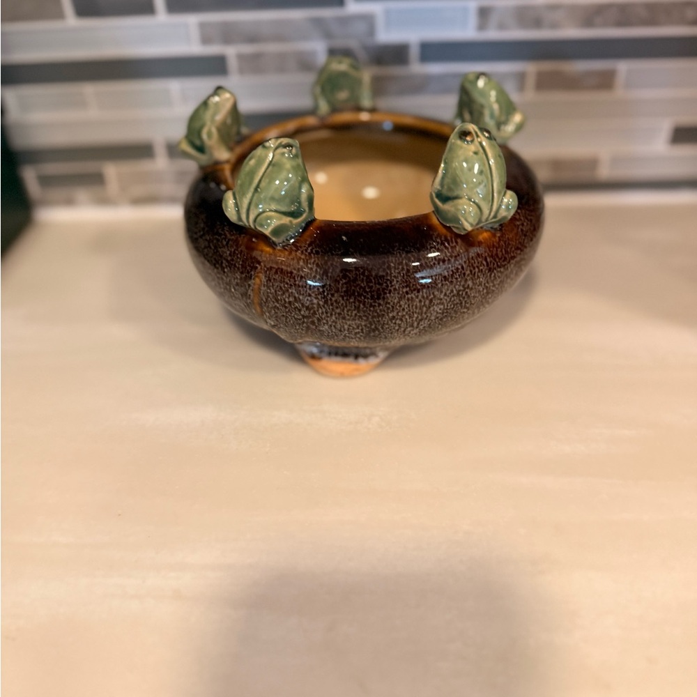 Handmade Ceramic Footed Planter Adorned with Frogs Majolica Style - Picture 5 of 7